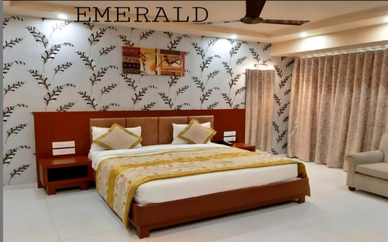 The Emerald Club ,Rajkot Bagian luar foto
