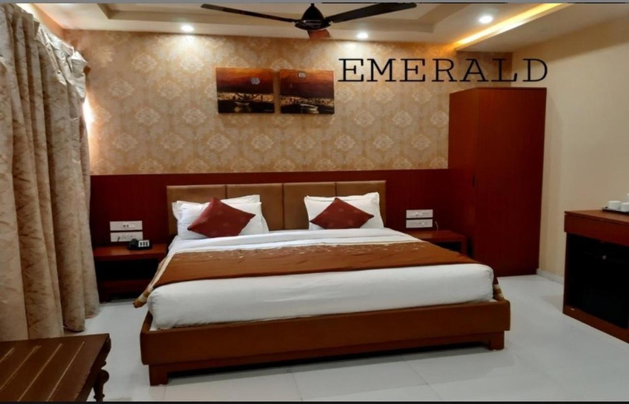 The Emerald Club ,Rajkot Bagian luar foto